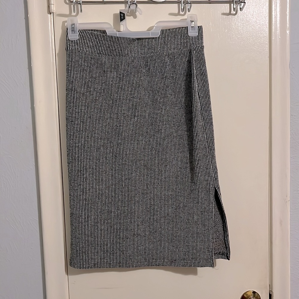 Fitted skirt, medium (8-10) - Picture 2 of 3